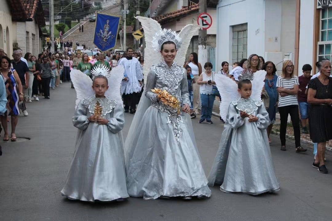 Fiéis acompanham a procissão da festa pelas ruas de Sabará