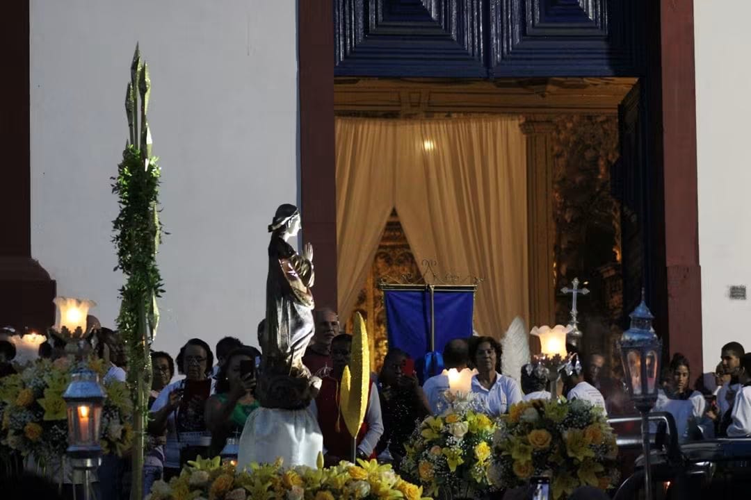 Celebração da festa diante das portas abertas da Matriz
