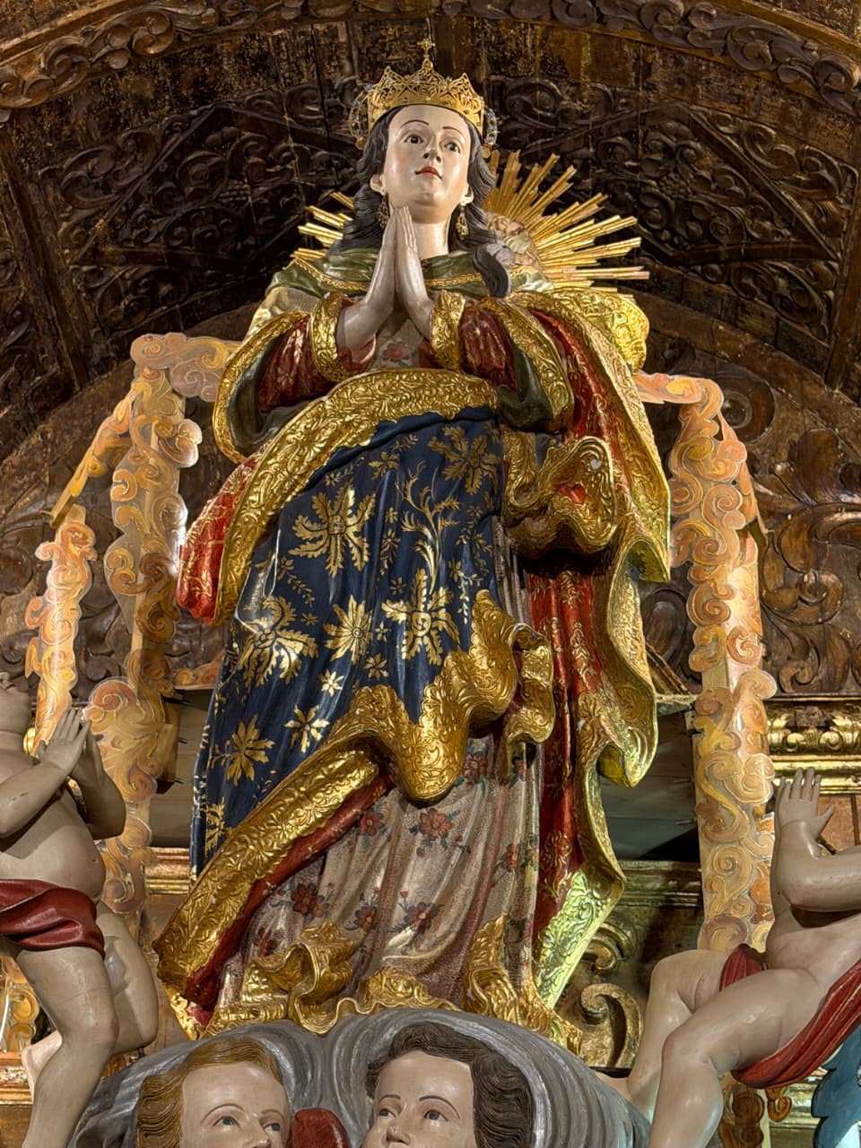 Imagem de Nossa Senhora da Conceição diante do retábulo barroco da Matriz