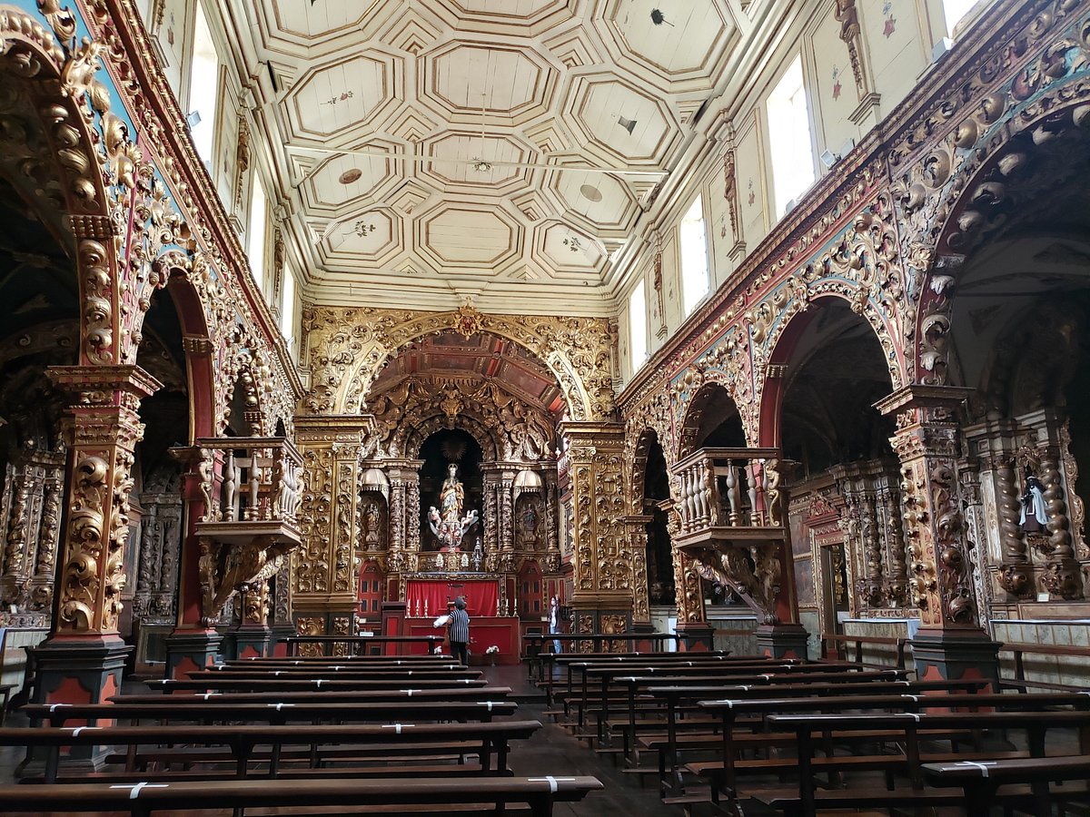Interior da Igreja Matriz de Nossa Senhora da Conceição, com talhas barrocas douradas