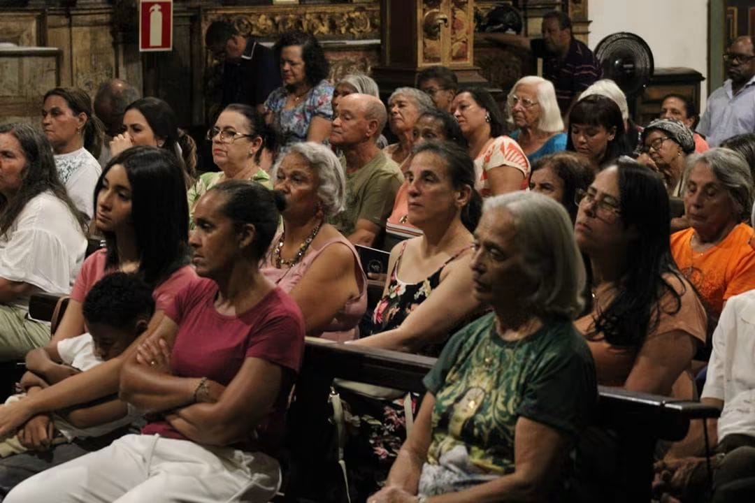 Fiéis reunidos em oração dentro da Igreja Matriz